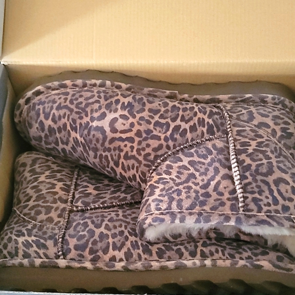 Bearpaw Alyssa leopard print boots